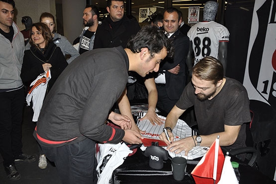 Caner Erkin, Vodafone Arena Kartal Yuvası’nda taraftarla buluştu - Görsel 23