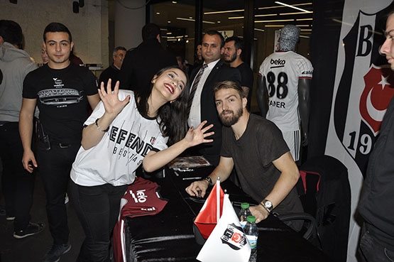Caner Erkin, Vodafone Arena Kartal Yuvası’nda taraftarla buluştu - Görsel 3