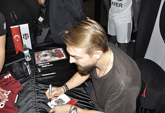 Caner Erkin, Vodafone Arena Kartal Yuvası’nda taraftarla buluştu - Görsel 4