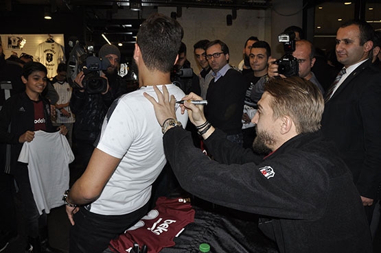 Caner Erkin, Vodafone Arena Kartal Yuvası’nda taraftarla buluştu - Görsel 6
