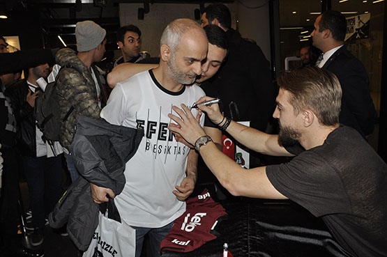 Caner Erkin, Vodafone Arena Kartal Yuvası’nda taraftarla buluştu - Görsel 8
