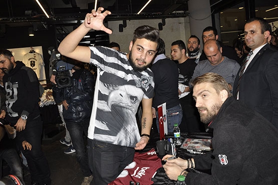Caner Erkin, Vodafone Arena Kartal Yuvası’nda taraftarla buluştu - Görsel 9