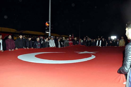 Vatandaşlar Vodafone Arena önünde toplandı - Görsel 1