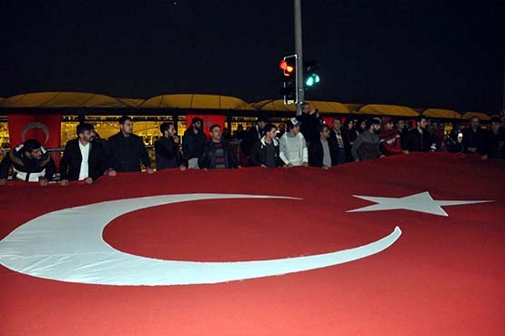 Vatandaşlar Vodafone Arena önünde toplandı - Görsel 2