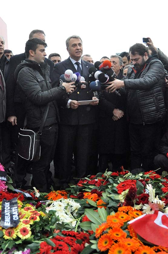 Fikret Orman şehitler için karanfil bıraktı - Görsel 4