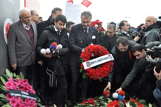 Fikret Orman şehitler için karanfil bıraktı - Görsel 5