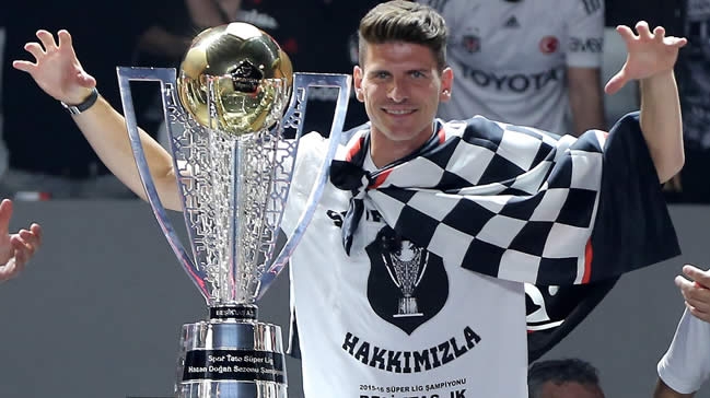 Beşiktaş’ta resmi maçlarda bir sezonda 15 golü geçen yabancı futbolcular - Görsel 10