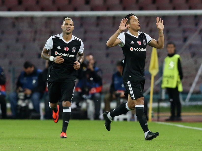 Şampiyonlar Ligi'nden Adriano'ya kutlama - Görsel 2