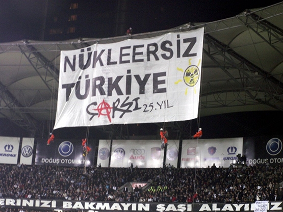 Beşiktaş tribünlerinin futbol dışı pankartları 1 - Görsel 8