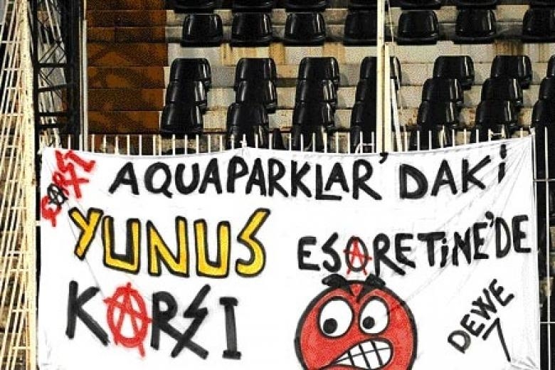 Beşiktaş tribünlerinin futbol dışı pankartları 2 - Görsel 11