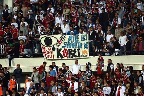 Beşiktaş tribünlerinin futbol dışı pankartları 2 - Görsel 2